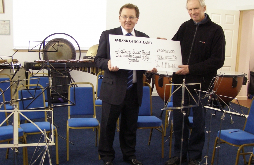 Pictured (l-r): Clydesdale MP David Mundell presenting a cheque to Coalburn Silv