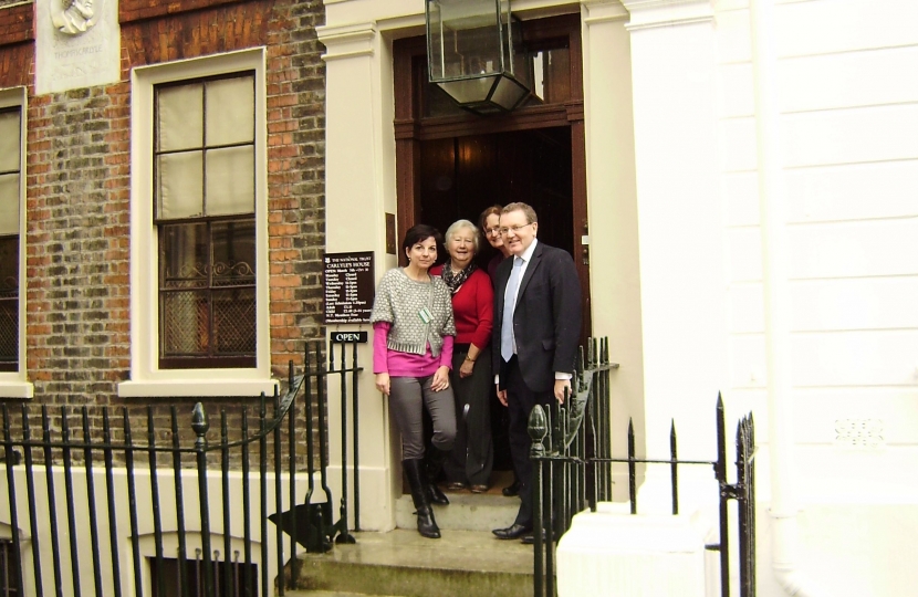 David Mundell MP with volunteers outside Thomas Carlyle's home in London