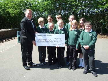 David Mundell MP presents cheque to Hutton pupils