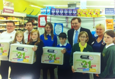 David Mundell MP and Tesco Peebles Community Champion Pauline Young with pupils 